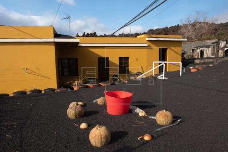 Una gruesa capa de ceniza y escoria cubre el techo de las viviendas del barrio de Las Manchas, dentro de la zona evacuada por su proximidad al volcán / EFE Carlos de Saá